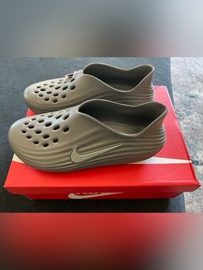 Nike Men’s Slate/Charcoal Grey Foam Slip-On Clog with Swoosh